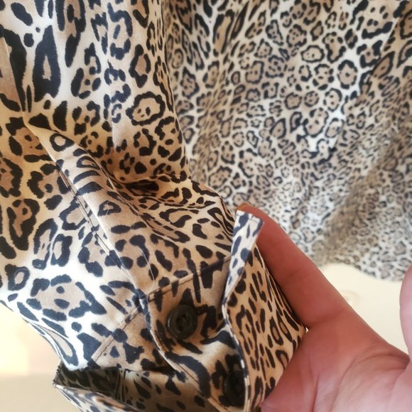 Chico's size 0 No-Iron Animal Print Button Down Blouse - Picture 4 of 5